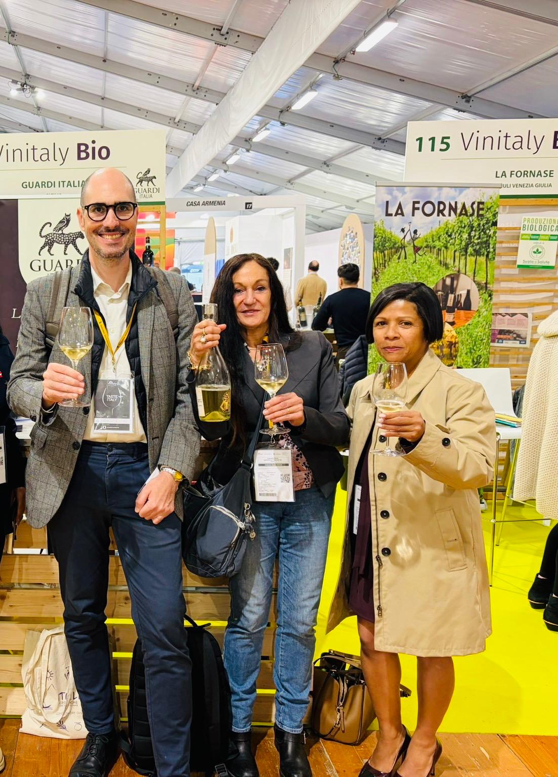 Evento Vinitaly Grupo de participantes en evento Vinitaly